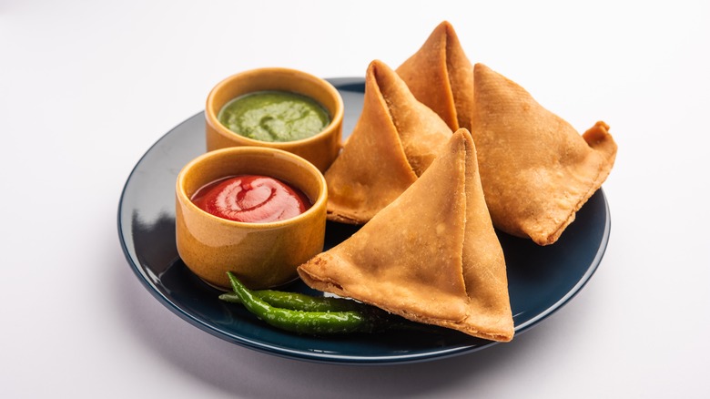 samosas with chutney