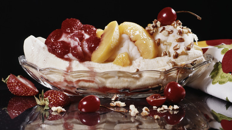 banana split in glass bowl