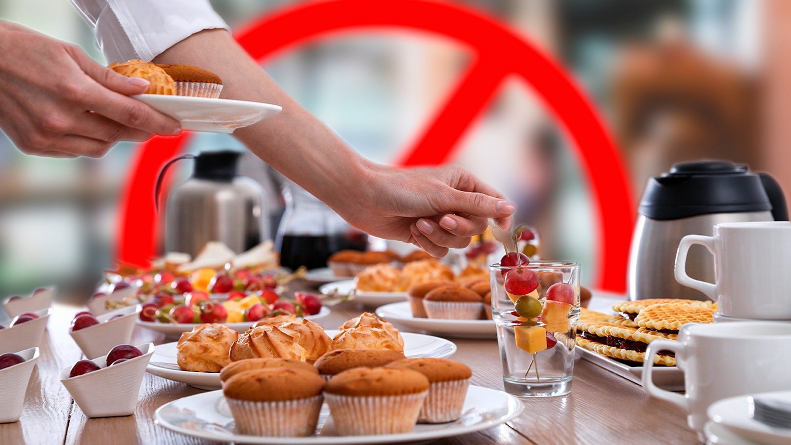 https://www.thedailymeal.com/img/gallery/17-mistakes-people-make-at-the-hotel-breakfast-buffet/l-intro-1684925147.jpg