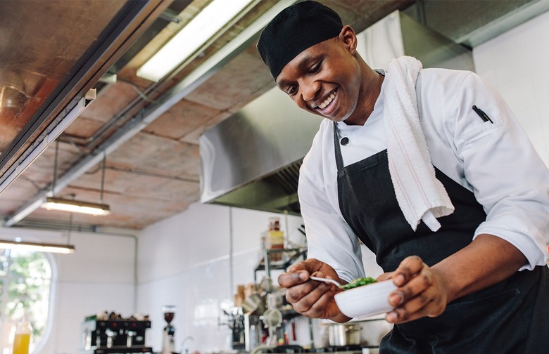 Kitchen workers aren't washing their hands