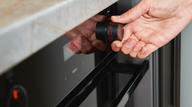 hand setting oven temperature