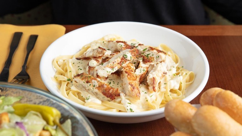 bowl of chicken alfredo