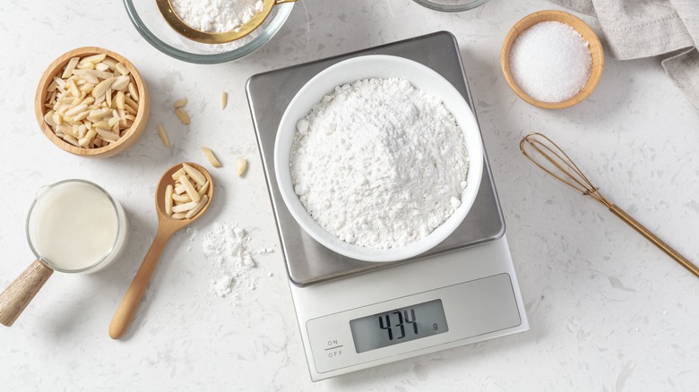 Baking with kitchen scale