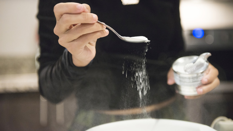 woman measuring baking powder