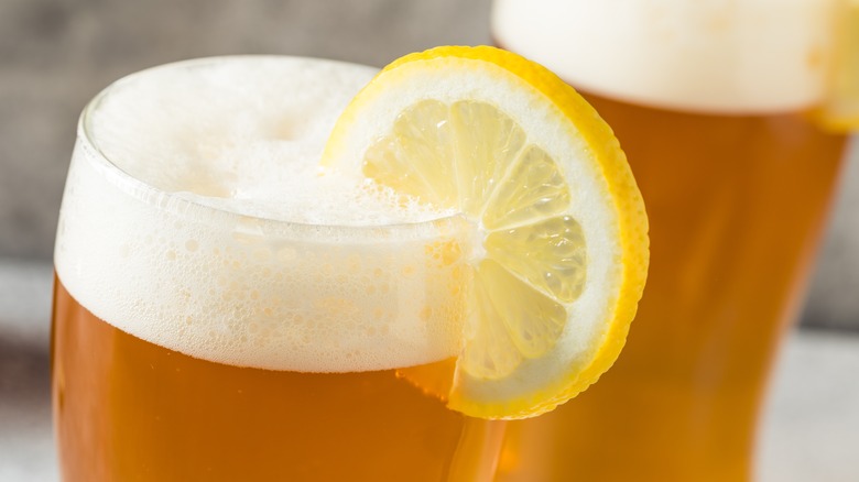 beer glass lemon wedge