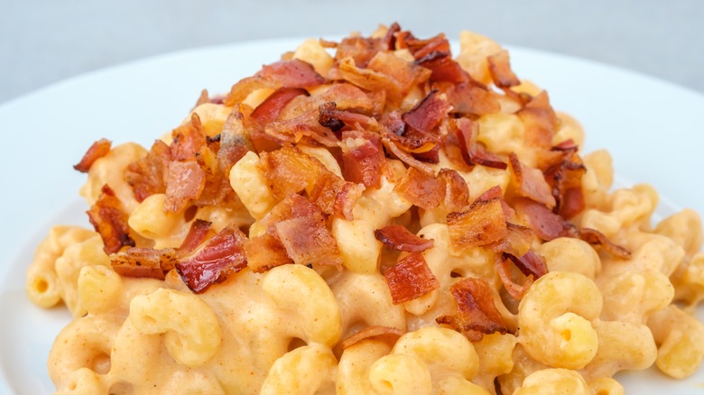 mac and cheese topped with bacon