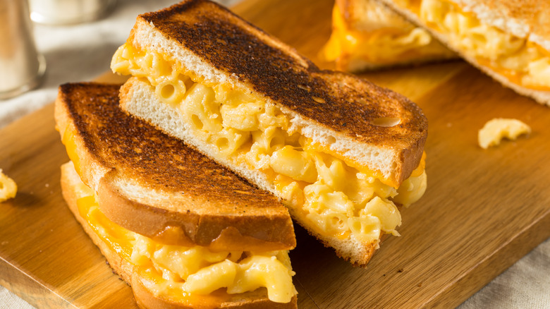 grilled macaroni and cheese sandwich