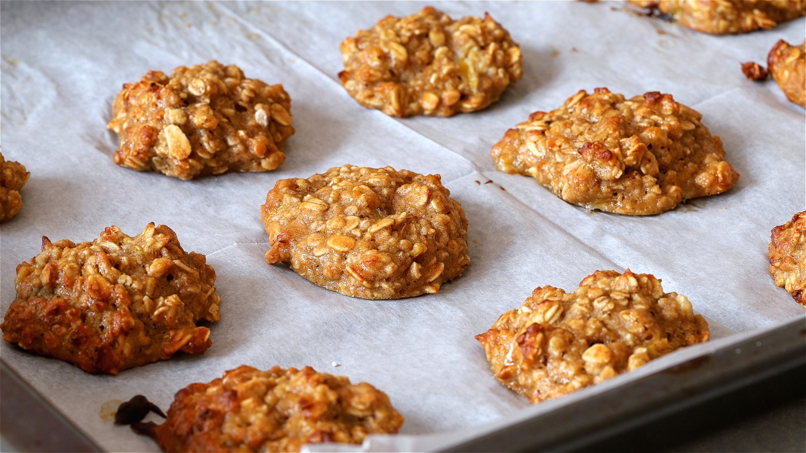 2-Ingredient Banana Oatmeal Cookies Couldn't Be Any Easier - Daily Meal