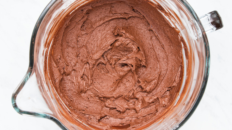 chocolate frosting in bowl 