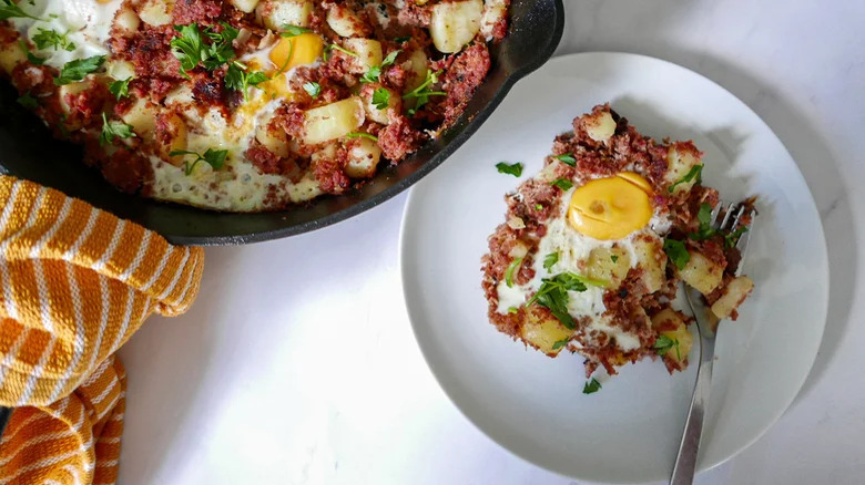 Classic corned beef hash plate