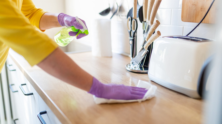 cleaning kitchen countertops