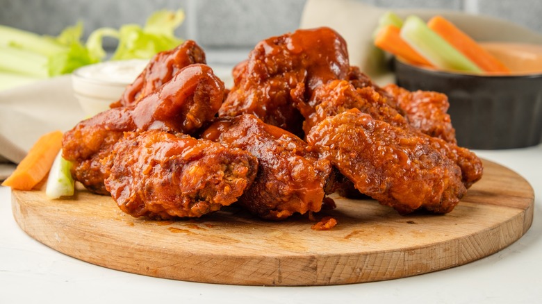 plate of buffalo wings