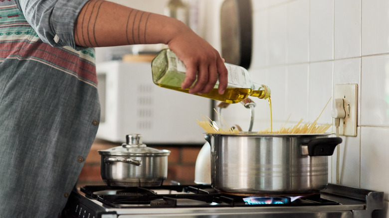 adding oil to pasta water