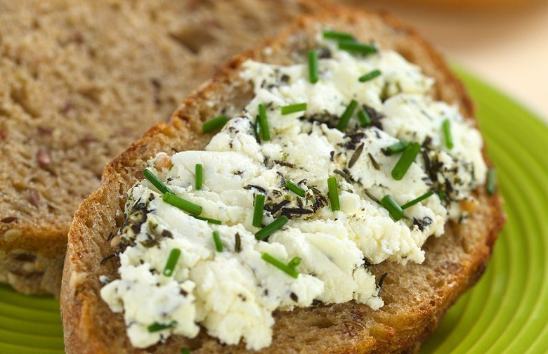 Chive and Onion Yogurt With Cream Cheese Spread