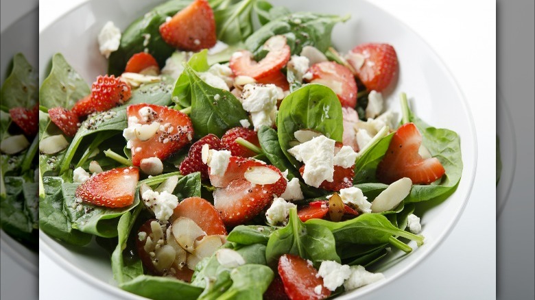 strawberry and spinach salad bowl