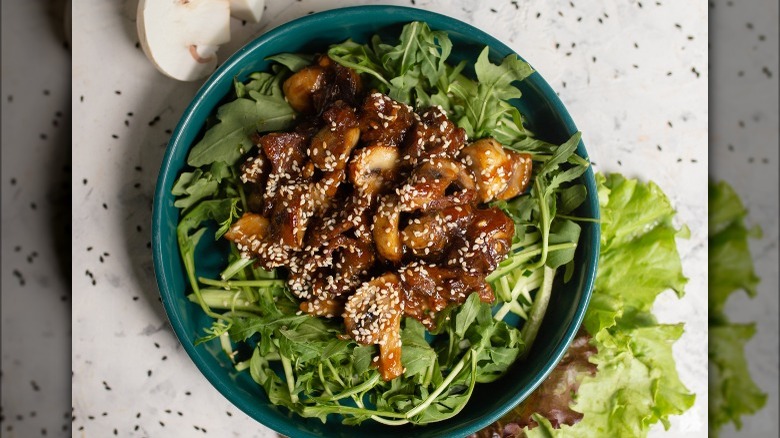 salad with roasted mushrooms