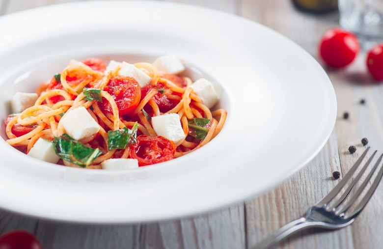 Spaghetti With Tomatoes and Goat Cheese