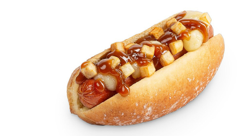 Hot dog with poutine sauce 