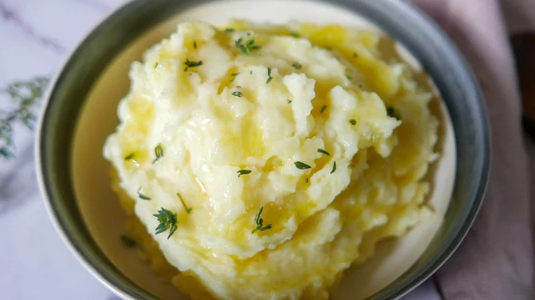 Fluffy mashed potatoes with herbs