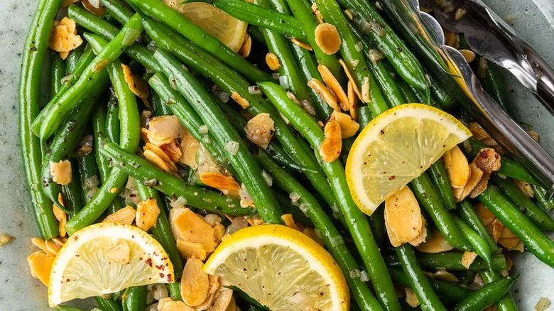 Green beans with lemon wedges