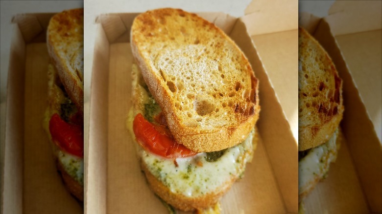 Grilled cheese with tomato slices and pesto