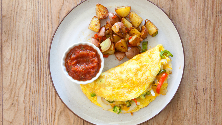 Omelet, home fries, and salsa