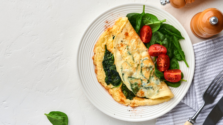 Spinach and tomatoes with omelet