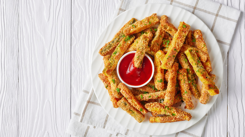 Fried zucchini sticks with dipping sauce