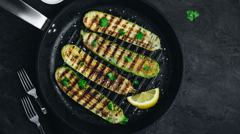 Grilled zucchini slices with lime and parsley
