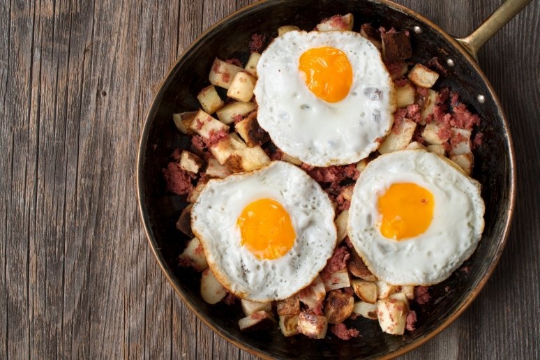 Italian Sausage, Peppers, and Eggs Skillet