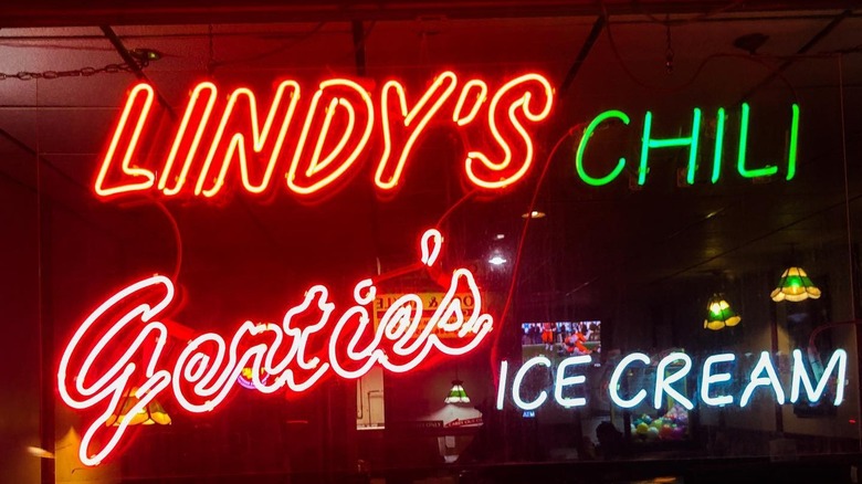 Lindy's Chili neon sign