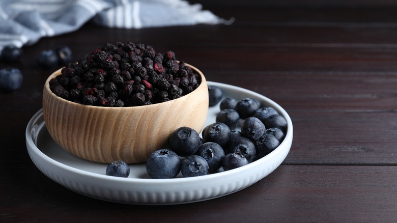 Fresh and dried blueberries