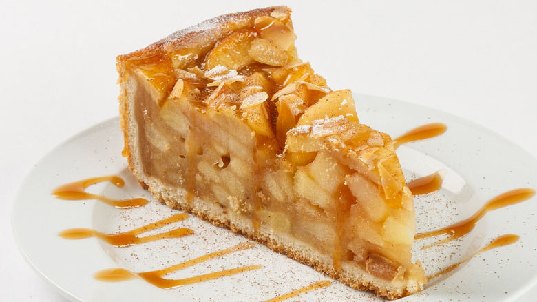 Apple pie with caramel sauce