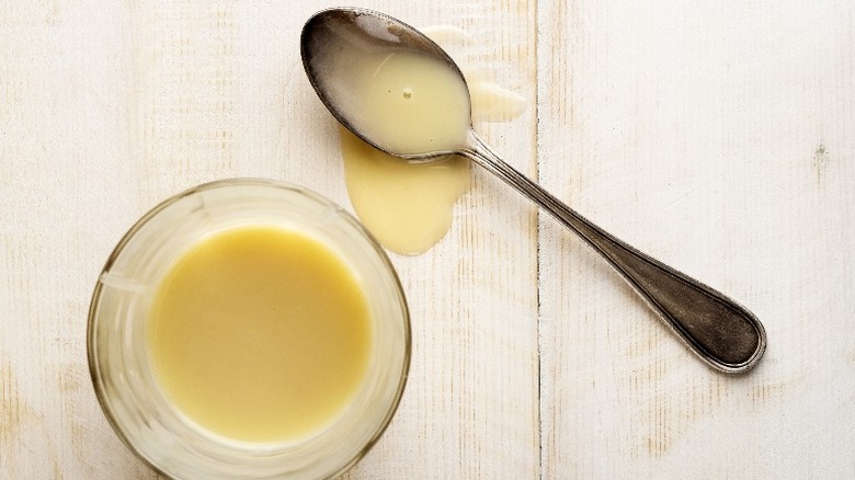 White chocolate dessert sauce