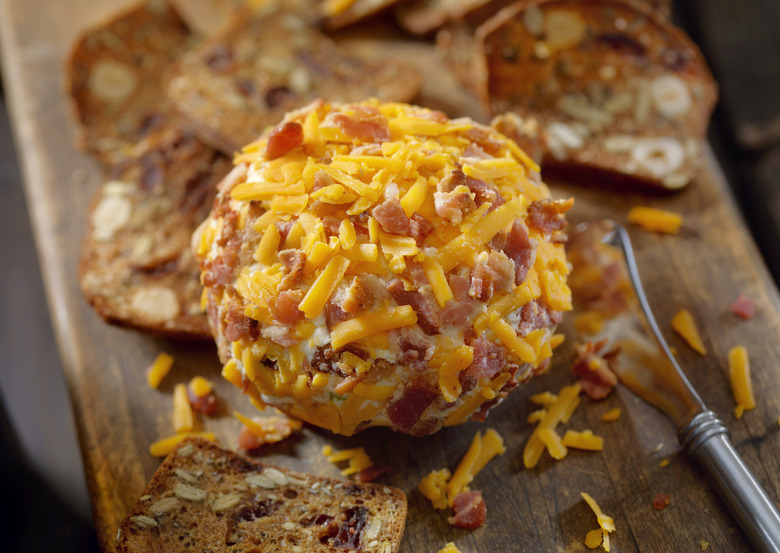 Cheddar Bacon Cheese Ball