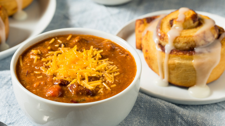 Chili bowl with cinnamon roll