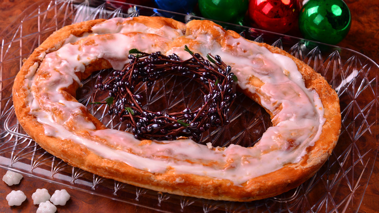 Christmas kringle on a platter