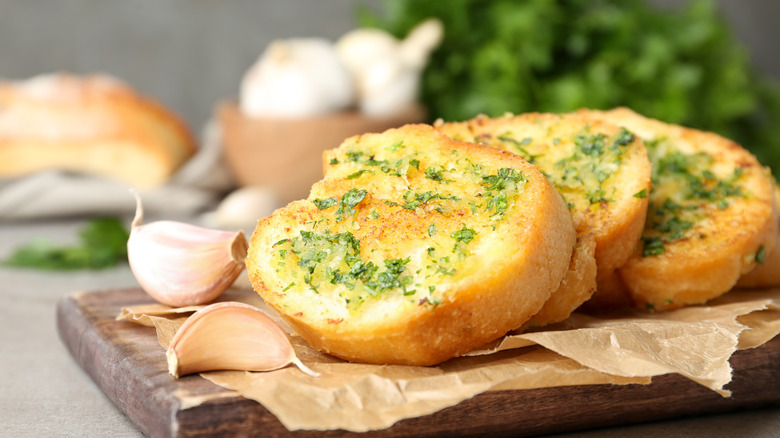 sliced garlic bread