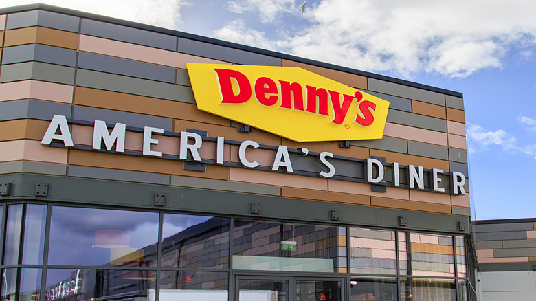 Denny's restaurant storefront