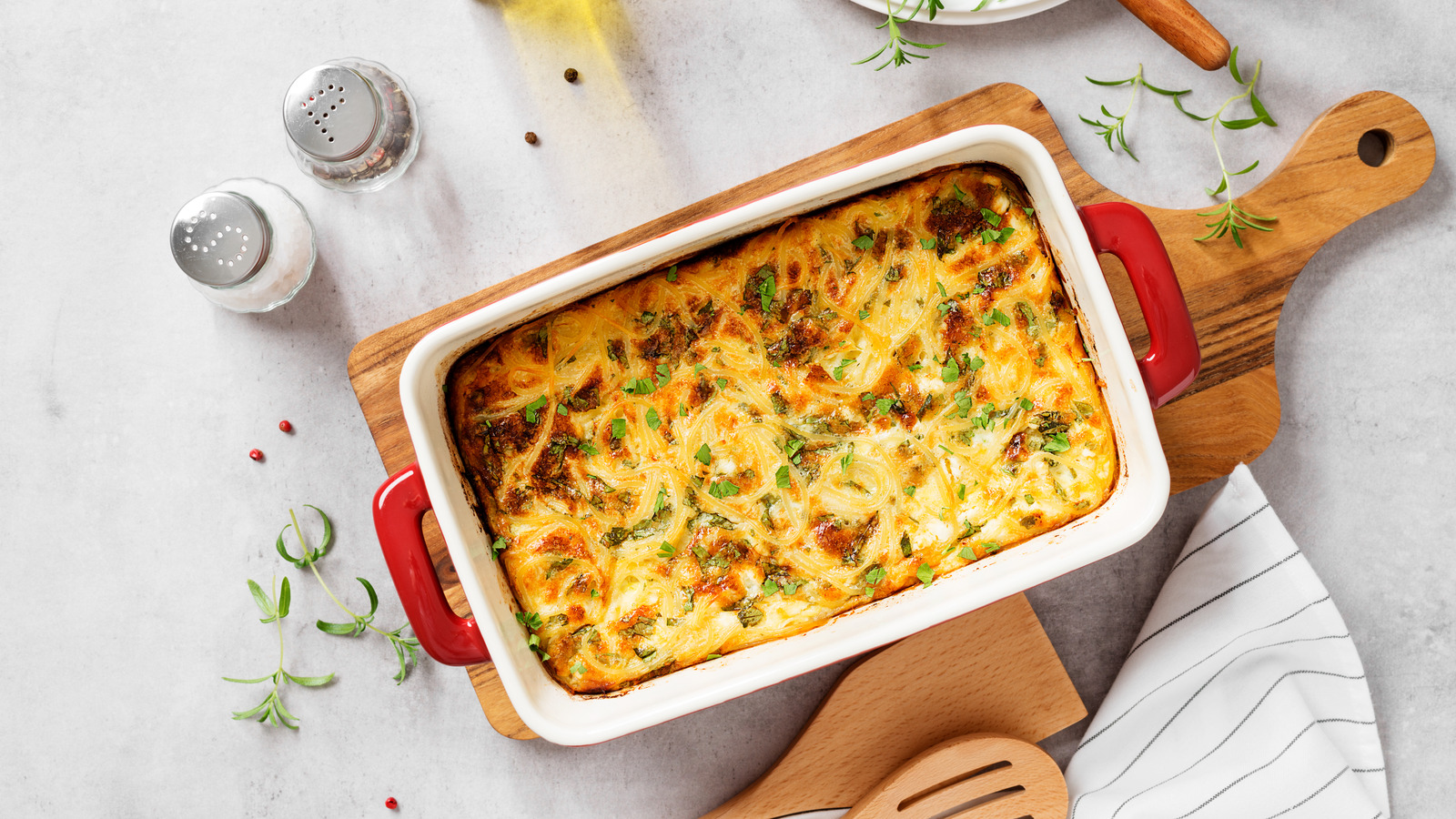 https://www.thedailymeal.com/img/gallery/31-easy-casserole-recipes-for-the-holiday-season-upgrade/l-intro-1701099765.jpg