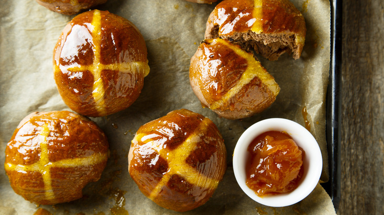 Buns with apricot glaze