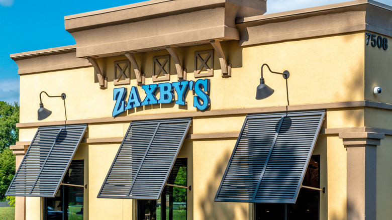 A yellow building with "Zaxby's" in blue font on the front