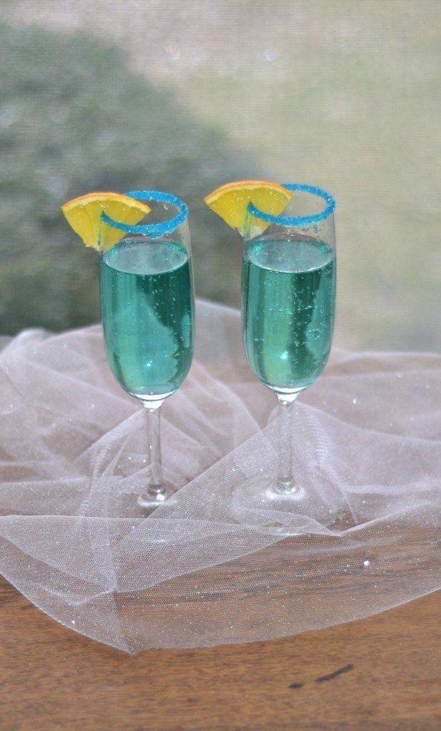 https://www.thedailymeal.com/img/gallery/4-special-sparkling-champagne-cocktails-for-your-next-brunch/Mango%20and%20Raspberry%20Mimosa.jpg