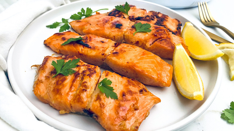 cooked salmon with lemon wedges