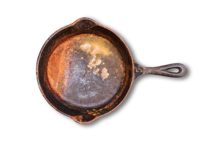 https://www.thedailymeal.com/img/gallery/5-things-you-are-doing-wrong-with-your-cast-iron-pan/rusty%20pan.jpg