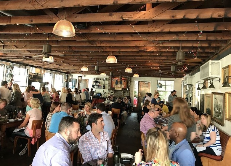 Leon's Oyster Shop (Charleston, South Carolina) 