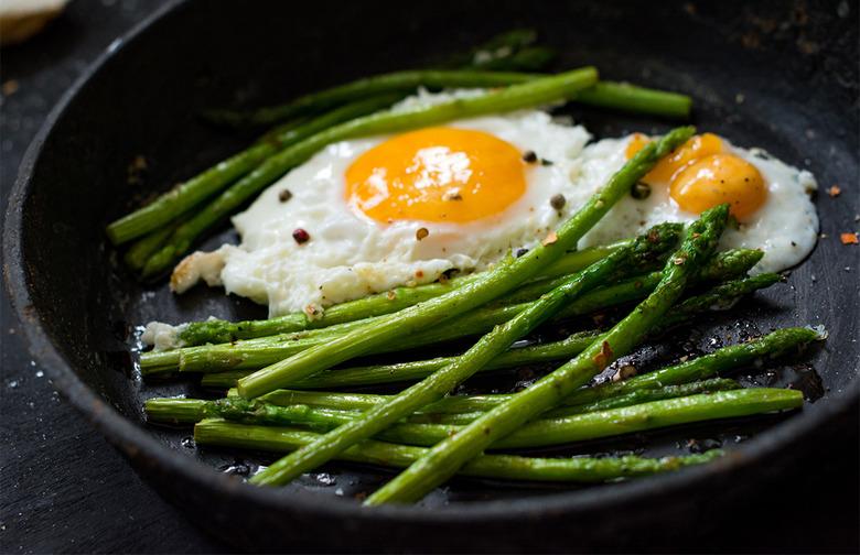 Baked Asparagus With Fried Egg and Dill