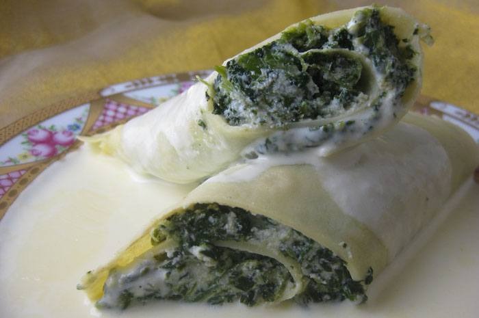 Spinach-Filled Crêpes with Smoked Salmon Sauce