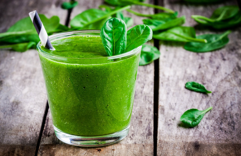 Spinach Smoothie With Avocado and Apple