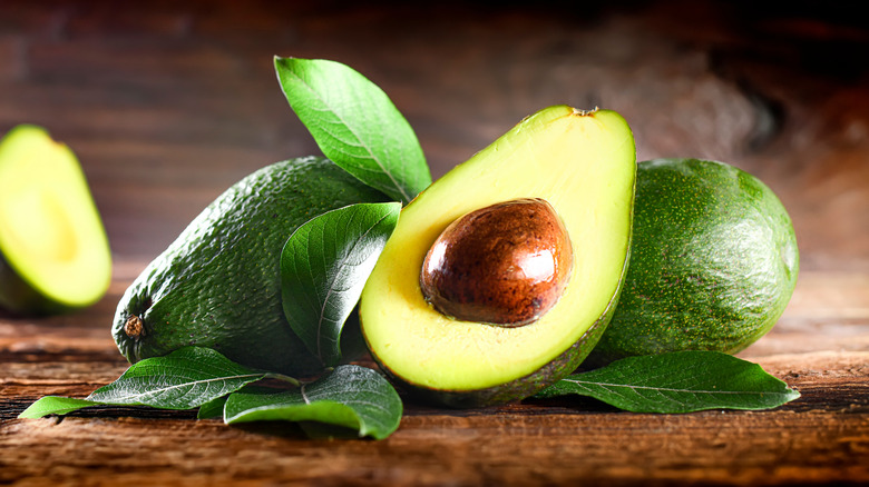 https://www.thedailymeal.com/img/gallery/6-tricks-to-make-your-rock-hard-avocados-ripen-faster/how-long-do-avocados-take-to-ripen-1674731762.jpg